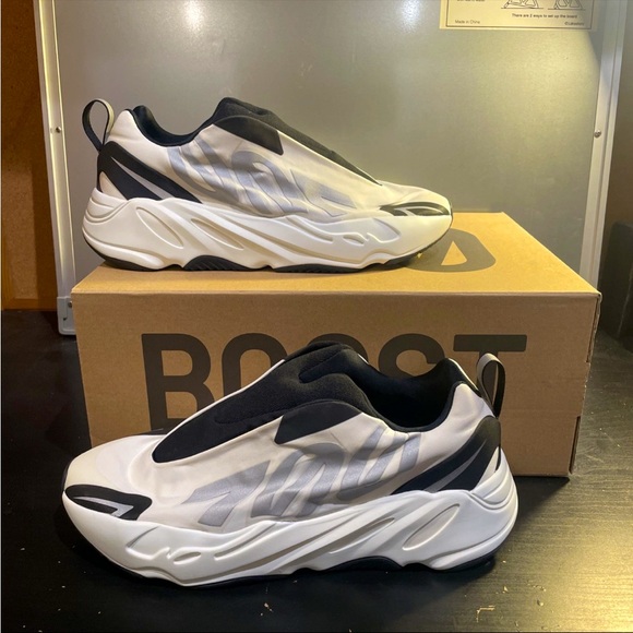 Adidas Yeezy Boost 700 MNVN Laceless ‘Analog’ IG4798 Size 10 - Picture 1 of 9